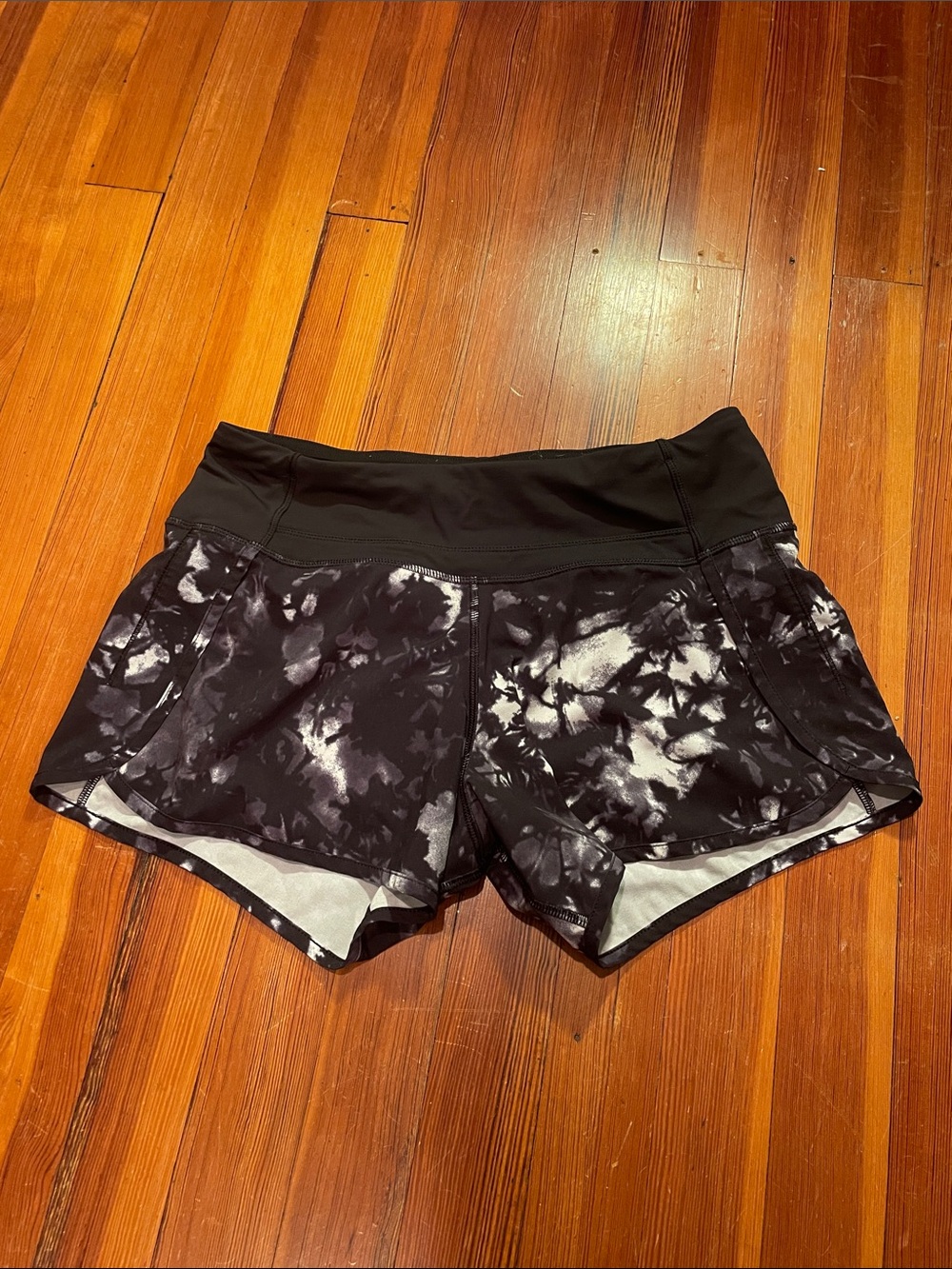 Women's Lululemon Black Tie-Dye Performance Shorts Size 4